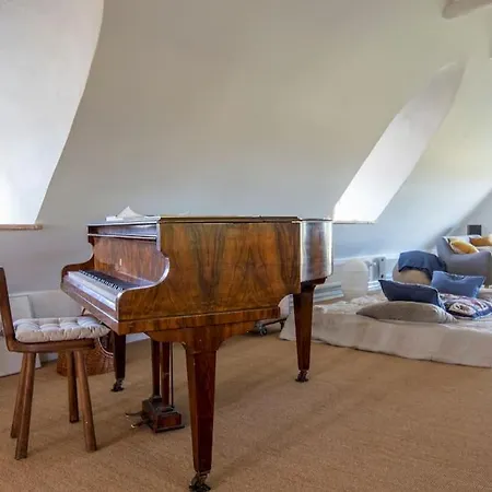 Villa Iben Og Rasmus' Smukke Strataekte Hus