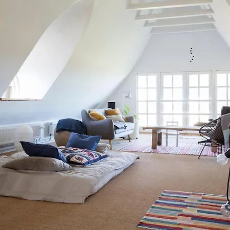 Villa Iben Og Rasmus' Smukke Strataekte Hus